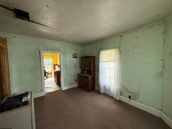 5th image of 402 Center St