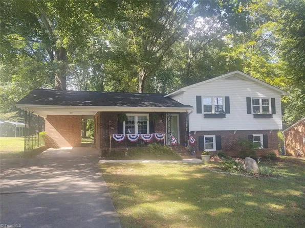 1109 Larkhill Ct, Browns Summit, NC 27214