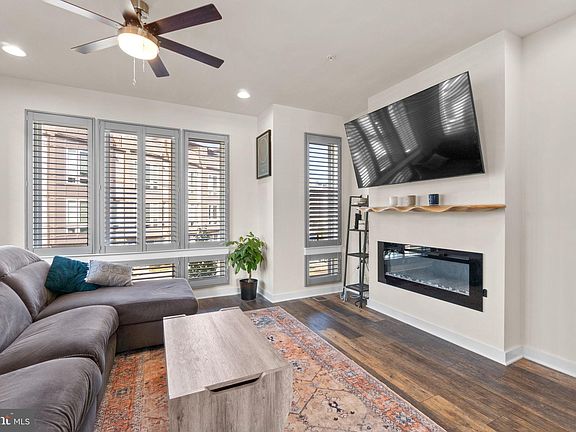 3rd image of 1553 Holland Park Ln