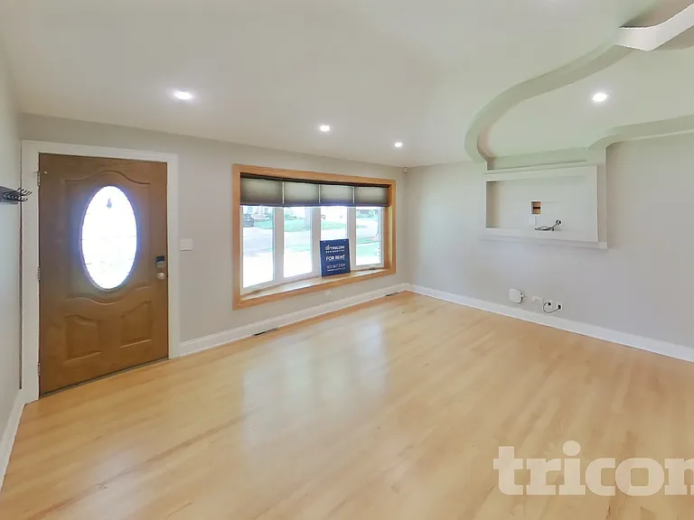 1421 Redwood Dr — Photo 2