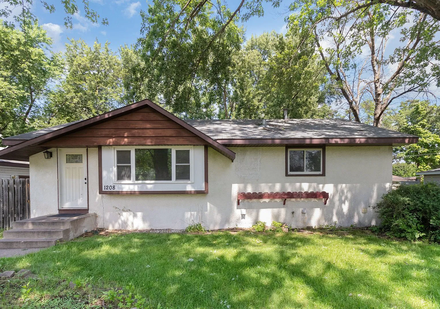 Spacious 5bed|2bath Home w/ Large Backyard & Garage — Photo 2