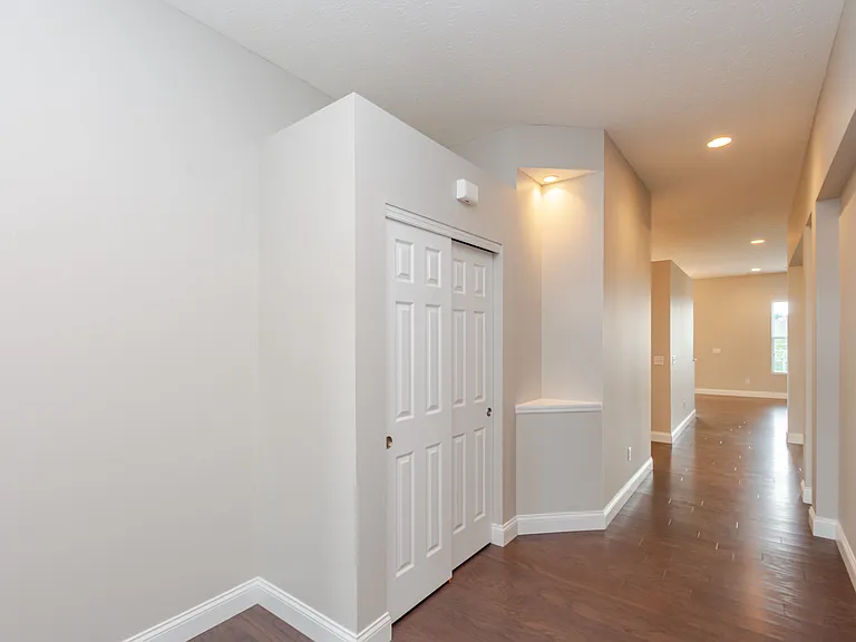 476 Carrick Dr — Photo 6