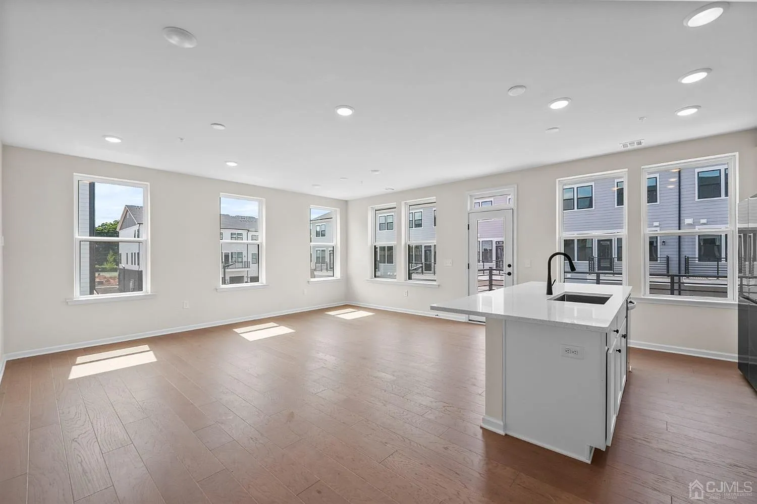 3 bed, 2.5 bath, 1930 sqft, $4,500 — Photo 4