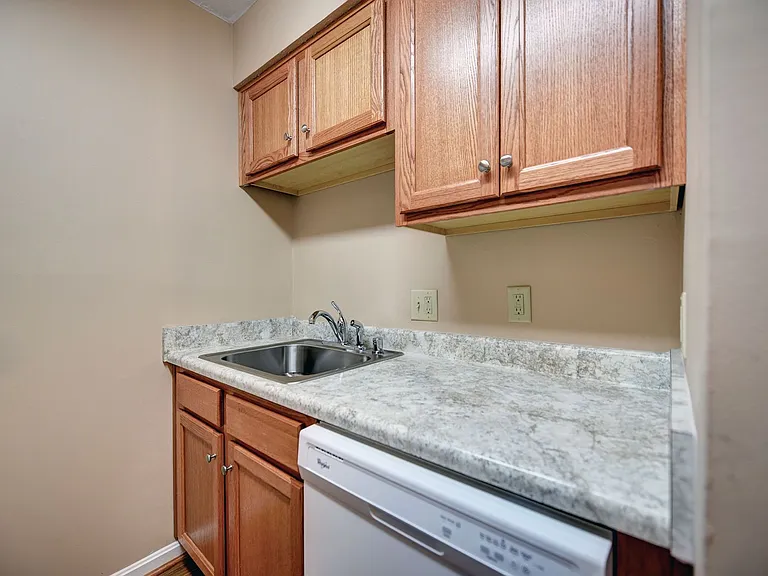 Highlands 2 bedroom apartment walking distance to Bardstown Road. — Photo 4
