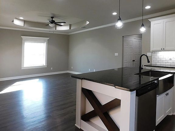 3rd image of 809 Harmony St