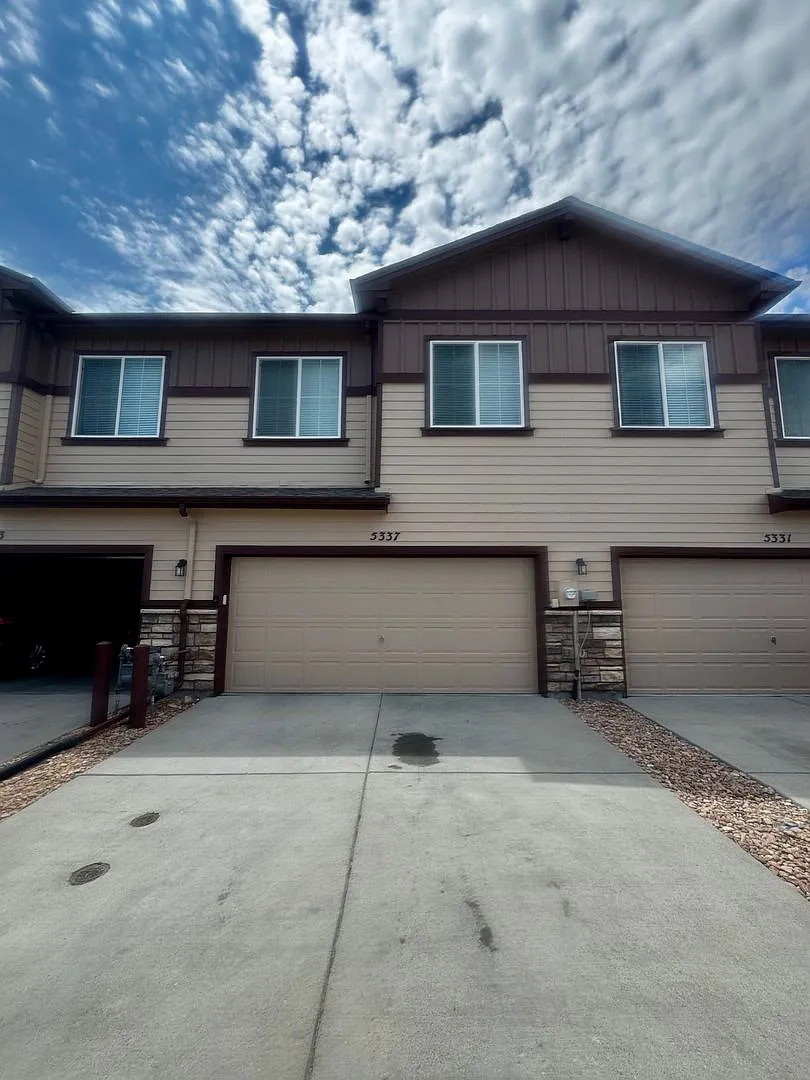 2 Bedroom Townhome off of Powers and Stetson Hills — Photo 2