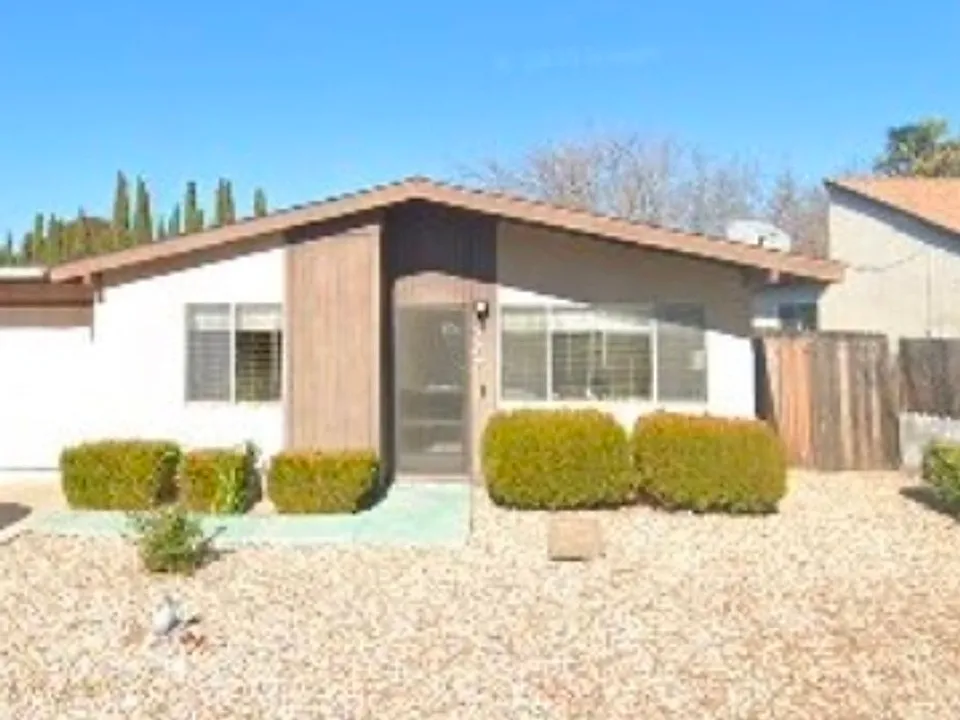 717 Deerfield Ln