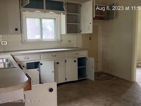 3rd image of 419 Corunna Ave