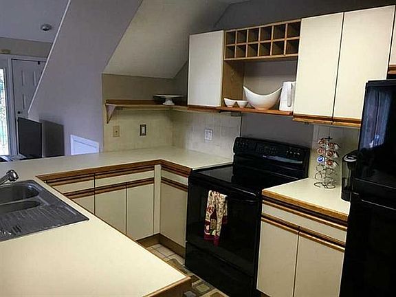 3rd image of 906 Halifax Dr #906