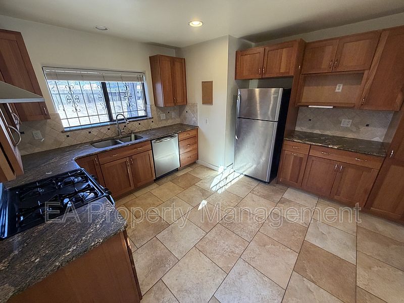 1st image of 921 Dartmouth Dr NE