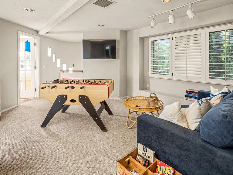 Game and TV area / loft