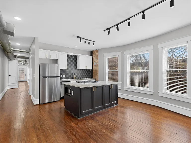 1000 N Carroll Ave — Photo 1