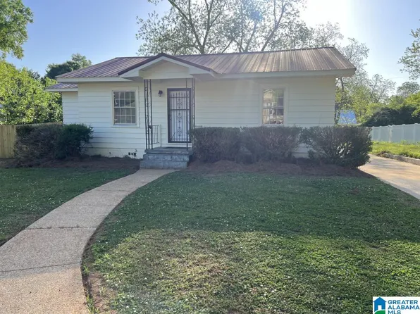 712 Cherokee St, Talladega, AL 35160