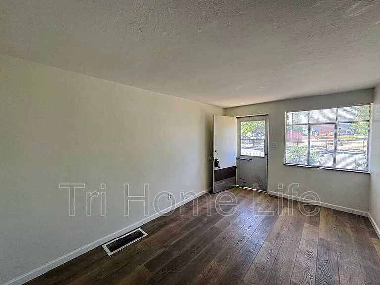 9285 E 14th Ave — Photo 3