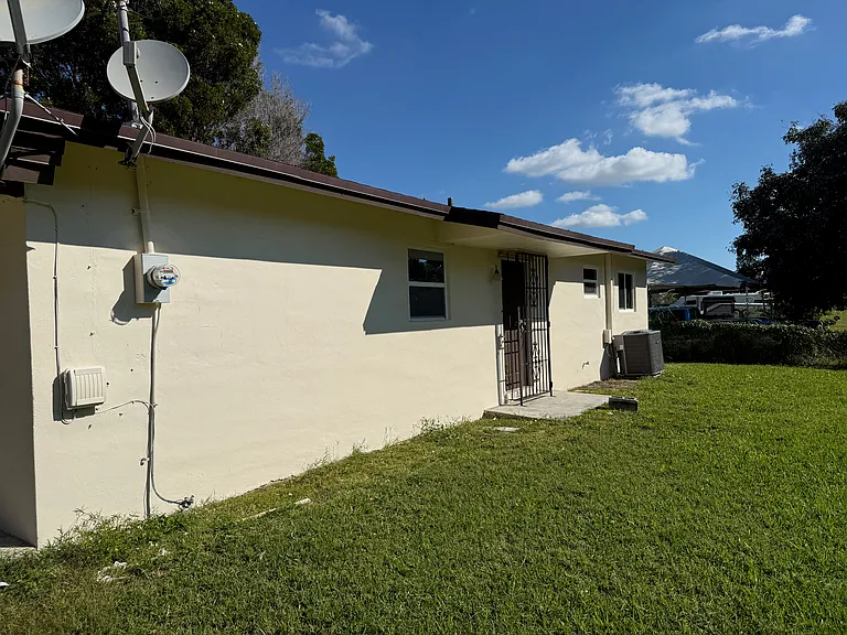 683 NW 13th St — Photo 3
