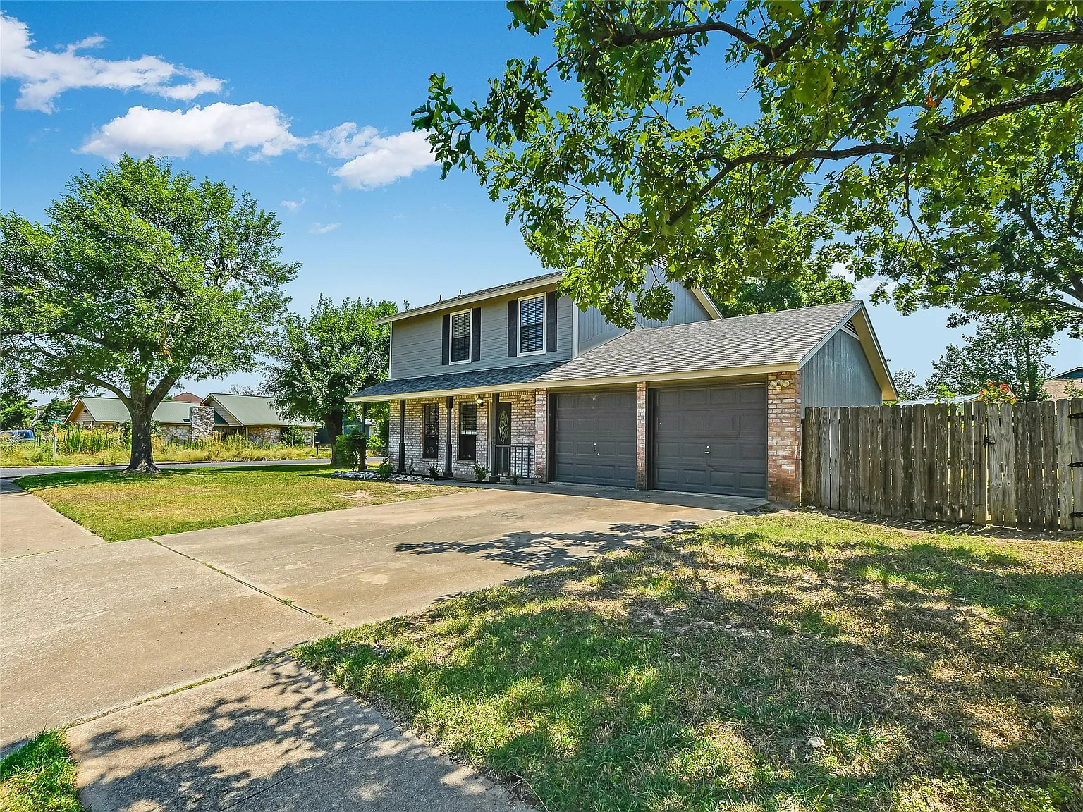 3 bed, 2.5 bath, 1566 sqft, $2,100 — Photo 2