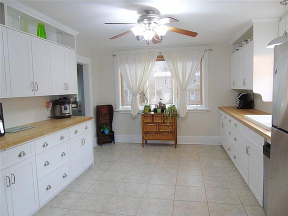 3rd image of 555 Hamilton St