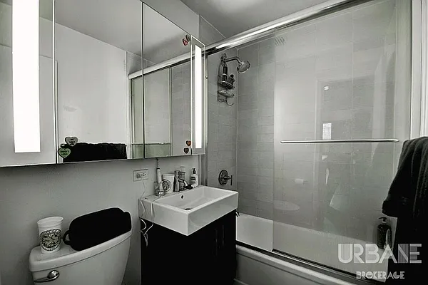 Rented by Urbane Brokerage | media 33