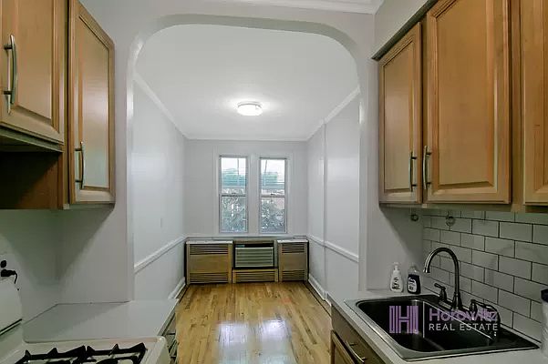 1st image of 33-17 Crescent St #3