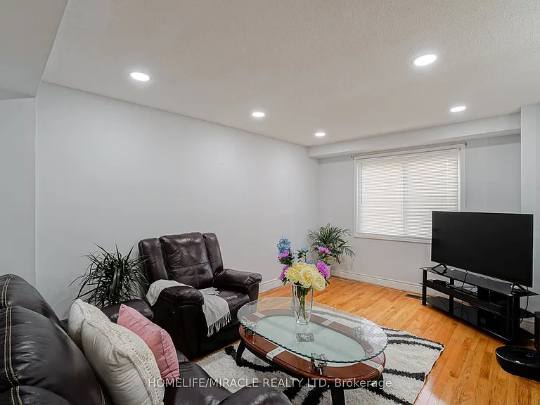 30 Hoskins Sq — Photo 4