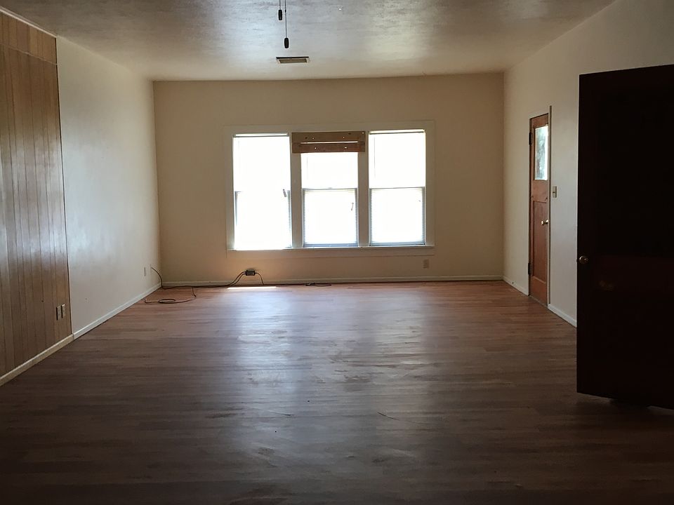 2nd image of 1221 Hickory St