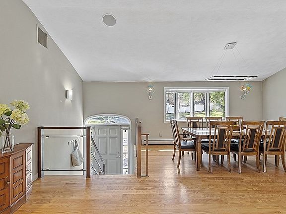 3rd image of 5 Crane Ave