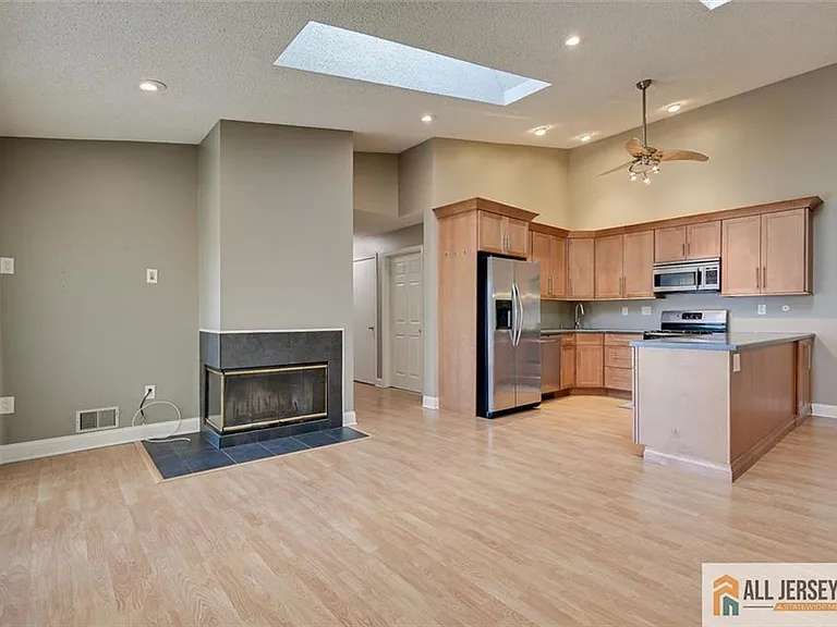 268 Kempsey Dr — Photo 7