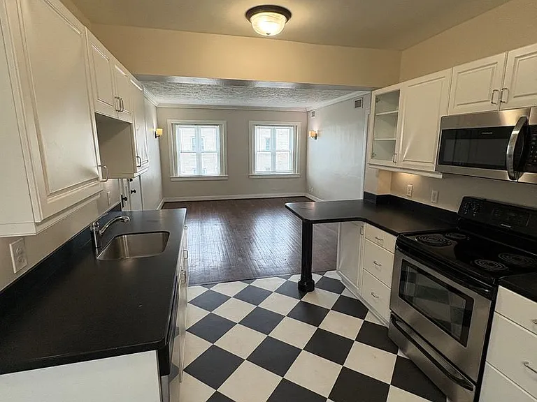 3910 Cass St — Photo 2