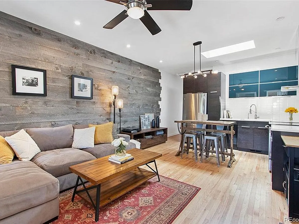 Building Photo - 2443 W Dunkeld Pl