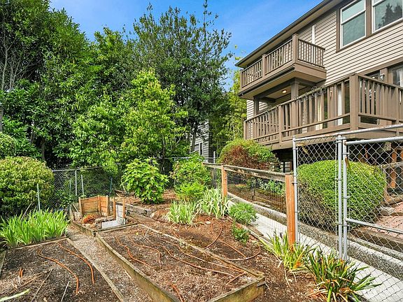 3rd image of 910 11th Avenue E