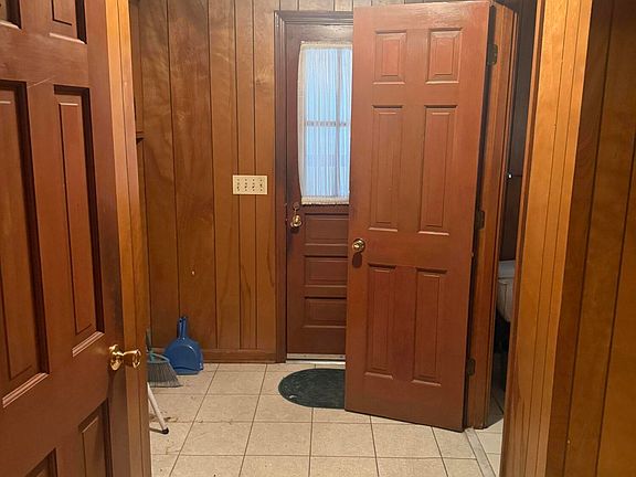 4th image of 744 Henderson St