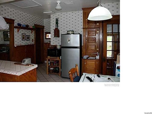 5th image of 115 Thompson Ave