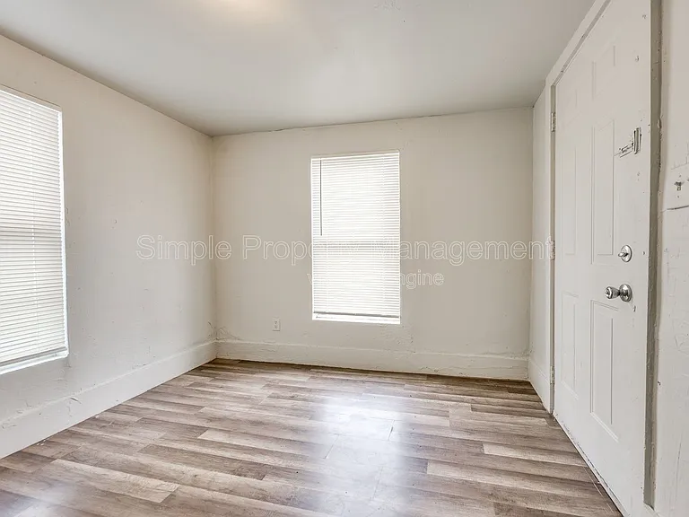 2413 S Youngs Blvd — Photo 4