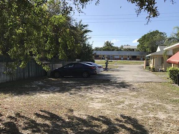 2nd image of 1835 NE Dixie Hwy