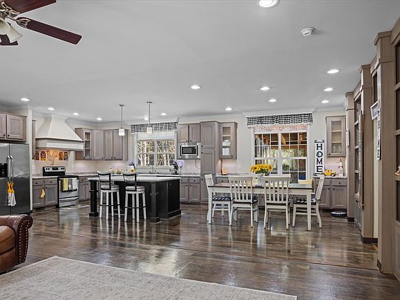 3rd image of 3469 Gillespie Ln
