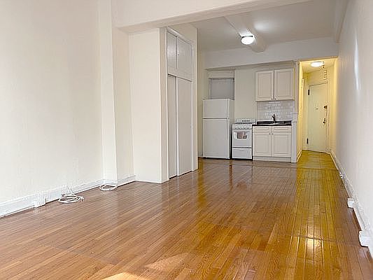4th image of 42 W 72nd St APT 5A