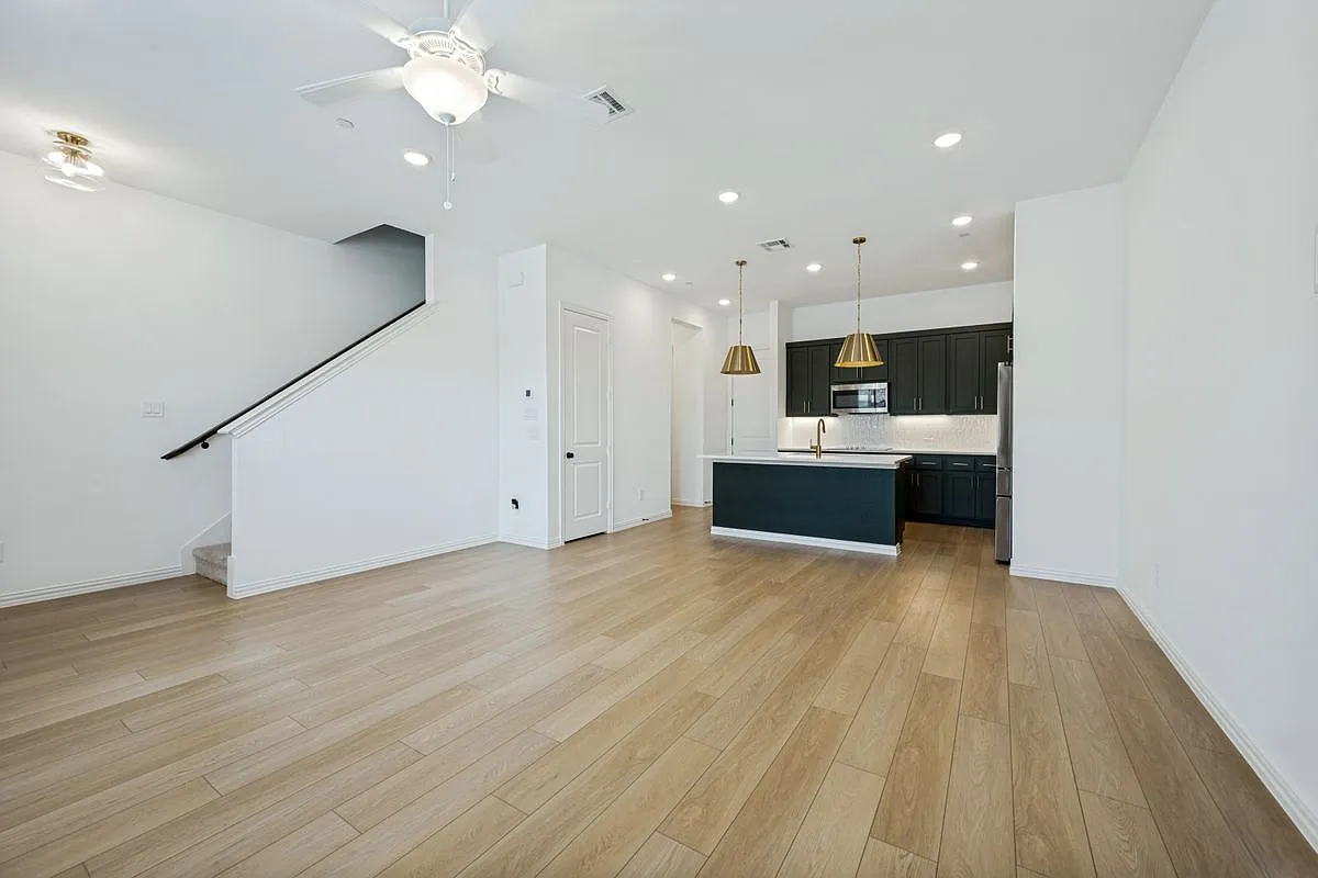 3 bed, 2.5 bath, 1712 sqft, $2,900 — Photo 2