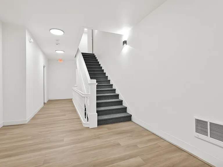 Cambridge Court Apartments — Photo 10