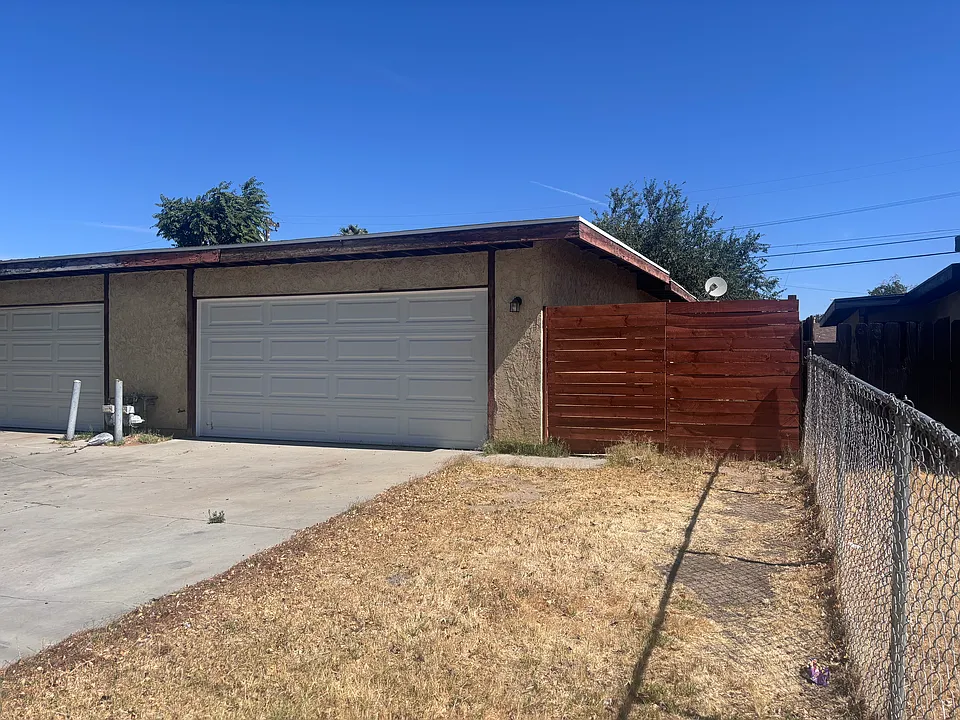 429 E Lancaster Blvd