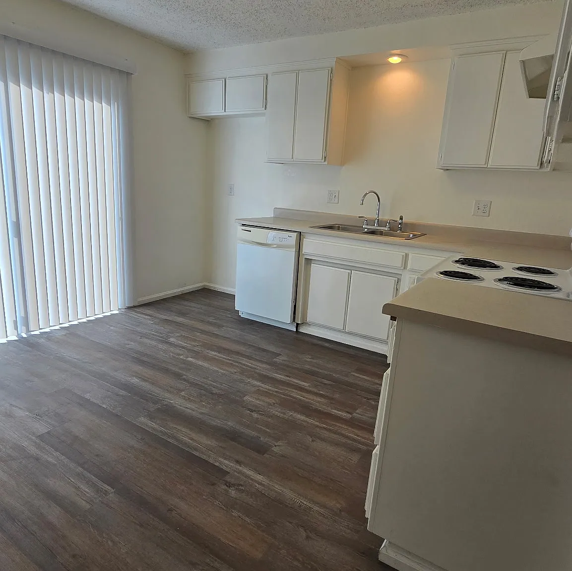 2 bed, 1.5 bath, 950 sqft, $1,295 — Photo 2