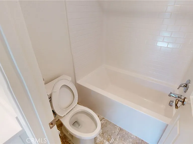 21084 Telegraph Rd — Photo 14
