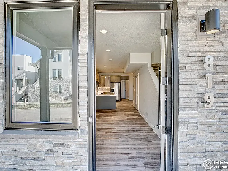 819 Cherokee Dr — Photo 2