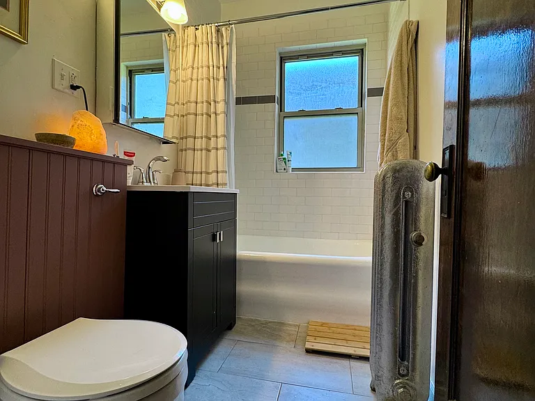 1448 W Winnemac Ave #1 — Photo 9