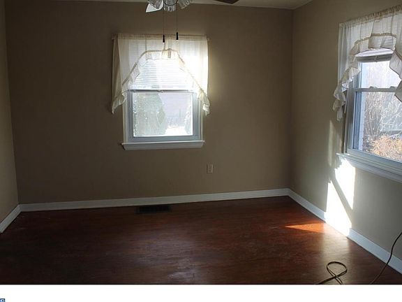 5th image of 309 N Railroad St