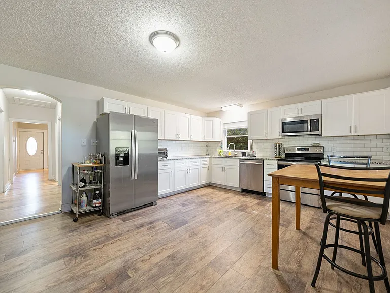 1007 N Hyde Park Ave — Photo 5