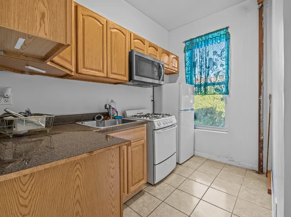 593 Bainbridge Street image 12 of 14