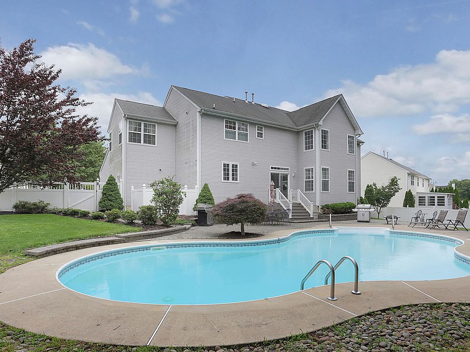 2nd image of 2412 Forest Cir