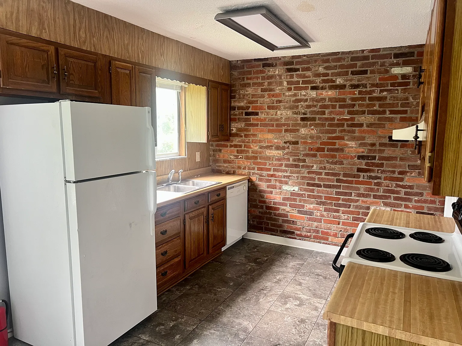 2 bed, 2.5 bath, 2080 sqft, $1,200 — Photo 2