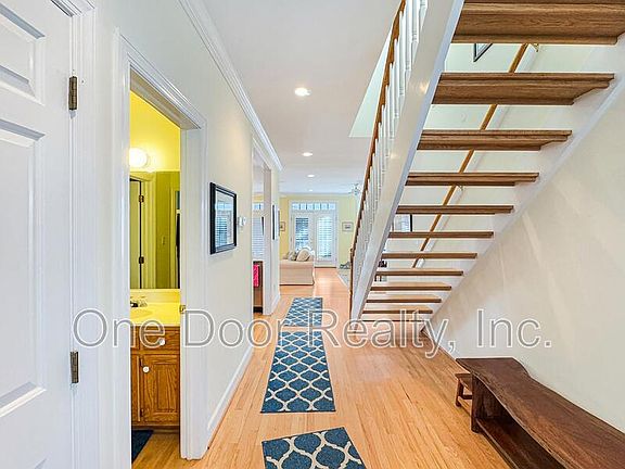 2nd image of 518 Newport Ave