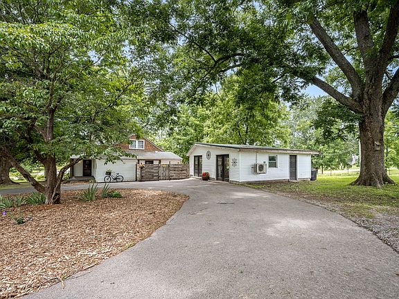 3rd image of 5825 Cobb Hollow Rd